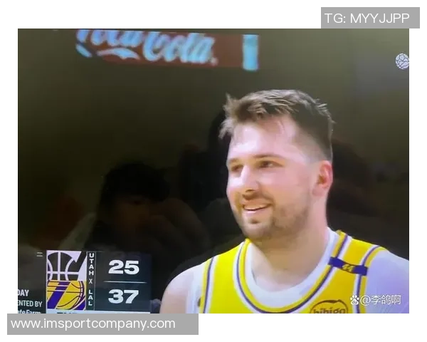 日本性感女星昨日现身湖人主场穿东契奇球衣引发热议