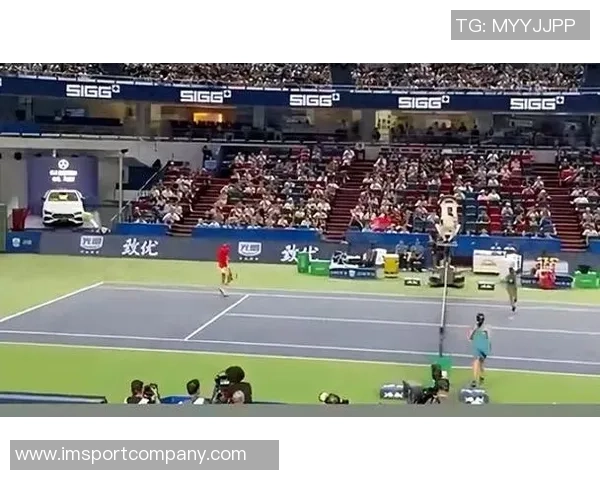 申花主帅斯卢茨基现场观战德约科维奇比赛享受偷闲时光